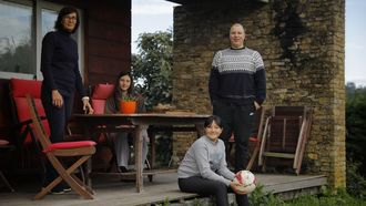 Sonia y Borja, junto a sus hijas. Esta pareja se traslad de Madrid a una casa de Coirs.