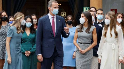 La familia real, con los ganadores de los premios fin de carrera de la Universidad de Oviedo
