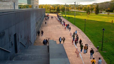 Colas en Logro�o para someterse a test de ant�genos