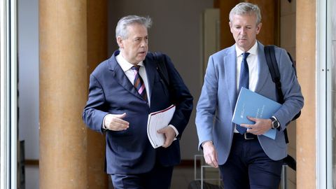 Antonio Gmez Caamao, conselleiro de Sanidade, y Alfonso Rueda, presidente de la Xunta, antes de la rueda de prensa.