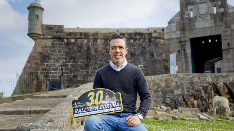 &Aacute;lvaro Mu&ntilde;iz Mora, posando delante del castillo de San Ant&oacute;n con el cartel del rali de A Coru&ntilde;a.