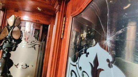 Uno de los muchos impactos en los cristales que se registraron en el pub durante la pelea