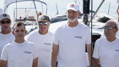 El rey Felipe VI, junto a la tripulaci�n del Hispania.