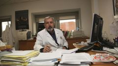 C�sar Pereiro en su consulta, donde trata con adictos diariamente 