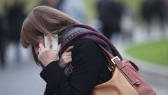 Una mujer hablando por telfono mvil, en una imagen de archivo