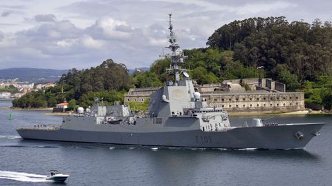 La fragata &Aacute;lvaro de Baz&aacute;n sale de la r&iacute;a de Ferrol.