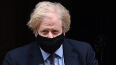 El primer ministro de Reino Unidoi, Boris Johnson saliendo del n�mero 10 de Downing Street.