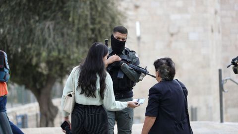 Un polica israel, en las puertas de la sede de Al Yazira.
