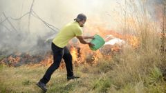 La alerta por la cercan�a del fuego a viviendas se mantiene en Entrimo y Monterrei