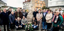 Organizadores y autoridades rodean la escultura dedicada a la Virxe do Carme.