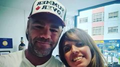 El expiloto Fonsi Nieto, posando con una trabajadora del hotel Palacio de Cristal de Burela