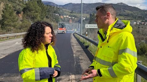 La subdelegada del Gobierno, en Quiroga este martes con uno de los responsables de las obras de reparaci�n de la carretera N-120