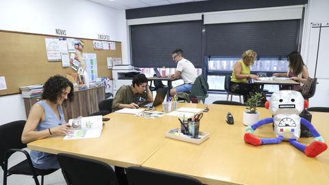 Varios docentes preparando el inicio de curso, el viernes, en la sala de profesores del CEIP Agro do Mu��o de Bertamir�ns, en Ames. Las clases empiezan el mi�rcoles.