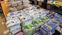 Libros de texto en el banco de un colegio