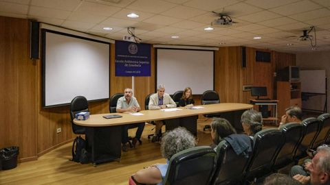 Al fondo, de izquierda a derecha, el director del m&aacute;ster, Eduardo Corbelle; el director de la Escola Polit&eacute;cnica Superior, Carlos Amiama, y la directora del Campus Terra, Marta Miranda