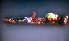 Narcolanchas como las fabricadas en O Saln�s se quedan semanas en el estrecho de Gibraltar a la espera de recibir �rdenes y sus tripulantes usan sombrillas para protegerse del sol y descansar a ratos, pero no evitan ser captados desde el aire por helic�peros. 