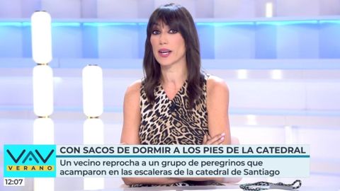 La presentadora compostelana Patricia Pardo durante la emisin del programa Vamos a ver, en el que comentaban las imgenes de los peregrinos acampados en las escaleras de Prateras.