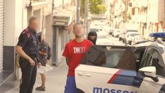 Los Mossos d'Esquadra arrestan al miembro de una banda especializada en asaltar estancos y tiendas de centros comerciales en Barcelona.