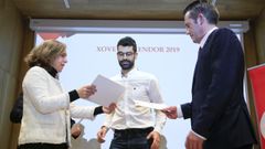 El monfortino Daniel Rodr�guez �centro� en el momento de recoger el premio AJE para los j�venes emprendedores