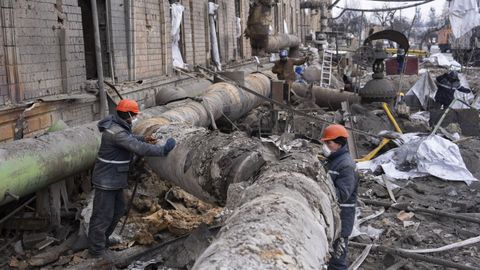 Trabajadores ucraniano realizan labores de reparaci�n en la planta da�ada por ataques rusos en Kiev