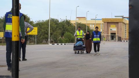 Evacuaci�n de una mujer palestina con pasaporte sueco por el paso de Rafah.
