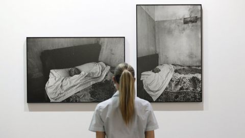 Detalle de una exposici&oacute;n de obra de Anna Turbau en Vigo en la Casa das Artes, en el 2021.