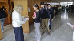 Alumnos entrando en el ltimo examen de selectividad en A Corua