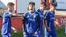 Jaime Coballes, en primer plano, celebra el 1-3 del Oviedo juvenil al Sporting