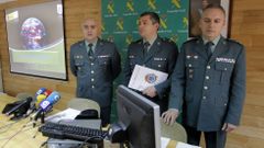 El teniente coronel de la guardia civil Luis Germ�n Aviles Cabrera (i), junto al comandate jefe de operaciones, Alejandro Barrero (c), y el jefe de organizaci�n de la Policia Judicial, Victor Leiva (d)