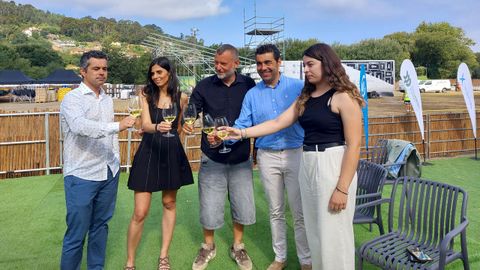 De izquierda a derecha, Marcos G�mez Rom�n, comisario do Ano Santo Xacobeo 2027, Berta Dom�nguez y Jordi Lauren, codirectores del festival, Luis L�pez, presidente de la Diputaci�n de Pontevedra, y Carmen Garc�a, concejala de Cultura en el Concello de Bueu