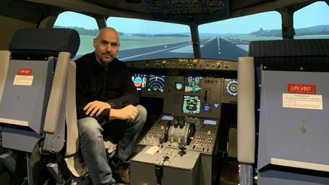 David Fernndez, director de operaciones de Aeroflota del Noroeste (AFN), en uno de los simuladores