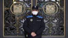 Carlos V�zquez Prego, agente de la Polic�a Local que ayud� en la reanimaci�n de la mujer