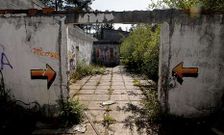 Los terrenos del campo militar de Bando se encuentran en estado de abandono.
