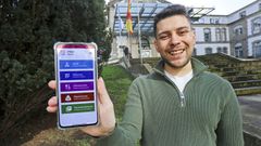 El ingeniero inform�tico Alberto Ruibal Ojea, en el Hospital Provincial de Pontevedra, con la aplicaci�n Asistente Crohn que dise�� en su m�vil