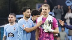 Radu, en la imagen con Yoel Lago, encabeza el trofeo Zamora con siete goles encajados