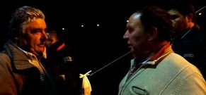 Carlos, a la derecha, rescat� con su lancha al compa�ero del pescador desaparecido el viernes. 