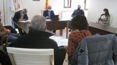 El grupo de gobierno (al fondo, en el centro, el alcalde, Jos� Ulla) sac� adelante su propuesta