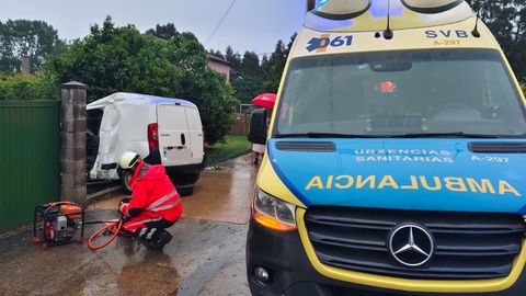 La furgoneta impact� contra el cierre de una parcela y derrib� una farola