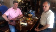 Cayetano Mart�nez de Irujo y Francisco Camps reponiendo fuerzas en Melide