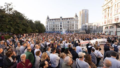 Varias personas con una pancarta, durante la manifestaci�n en contra del peaje del Huerna, a 17 de octubre de 2025, en Oviedo, Principado de Asturias (Espa�a).