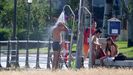 Un hombre se refresca en las duchas de la playa barbanzana de Coroso