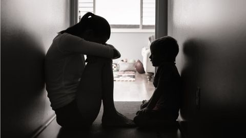 Imagen de una madre con su hijo