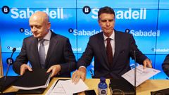 El consejero delegado del Sabadell, Jaume Guardiola, a la derecha, y el director general adjunto, Tom�s Varela