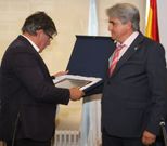 Dieste entreg� una placa a su antecesor, Xos� Deira. 