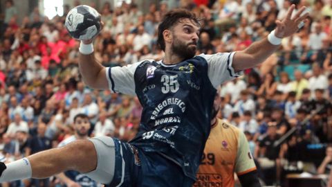 El Cangas vio cerca la victoria, pero tuvo que conformarse con un punto.