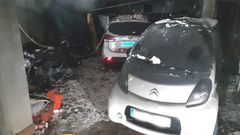 En el garaje hay dos coches, una moto y un dep�sito de gasoil