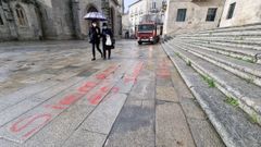Una gran pintada apareci en el suelo de la Praza de Santa Mara