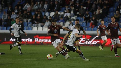 Tiago Rodrguez en el regate previo al gol del Pontevedra en Salamanca