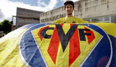 Iv�n Mac�as posa con los colores del Villarreal en Carballo. 