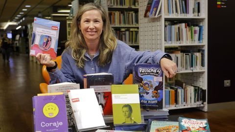 Vanesa R�os, t�cnica del F�rum Metropolitano, con algunos de los libros que generan m�s inter�s